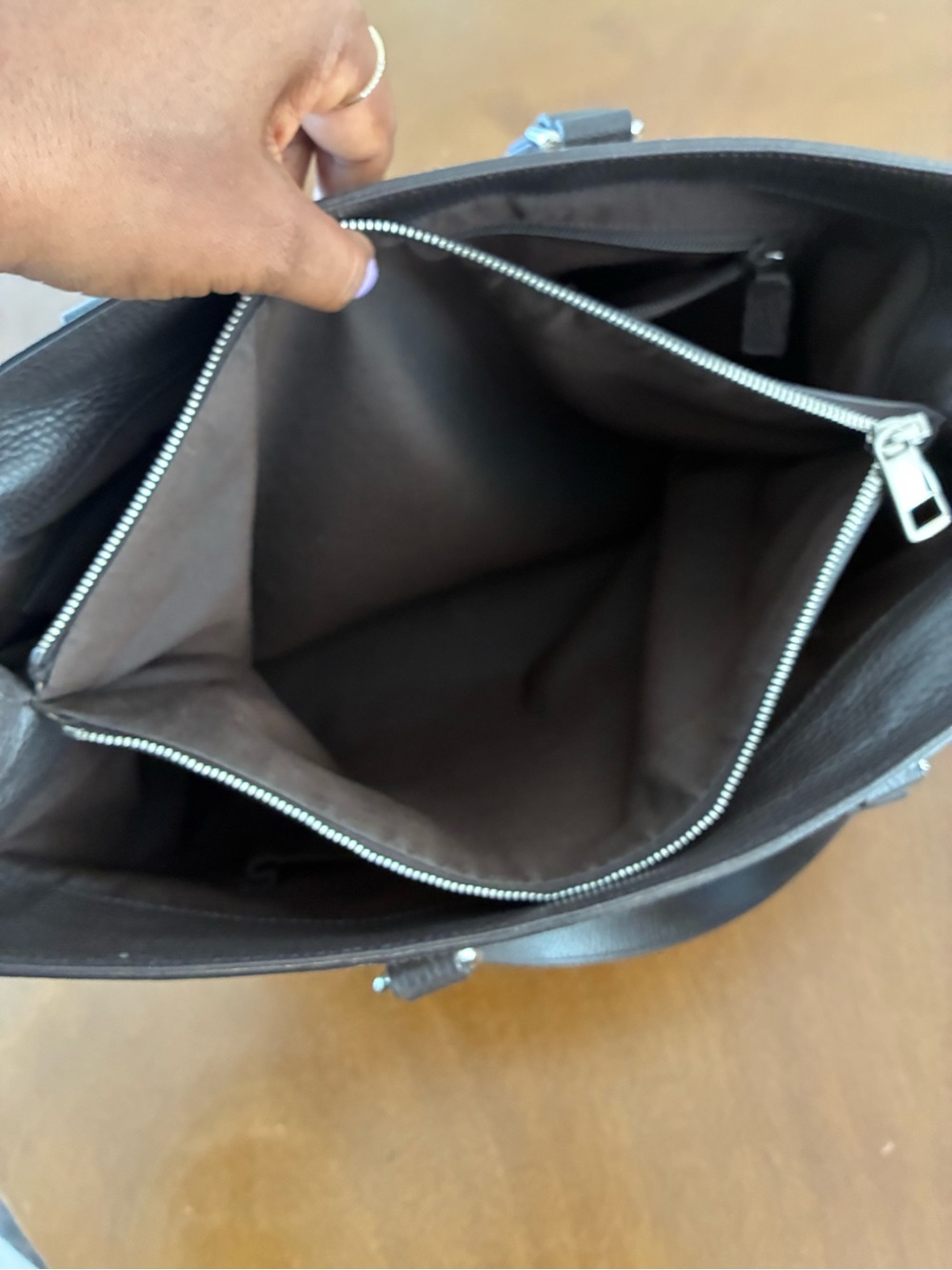 GUCCI GG SUPREME TOTE - Picture 10 of 14